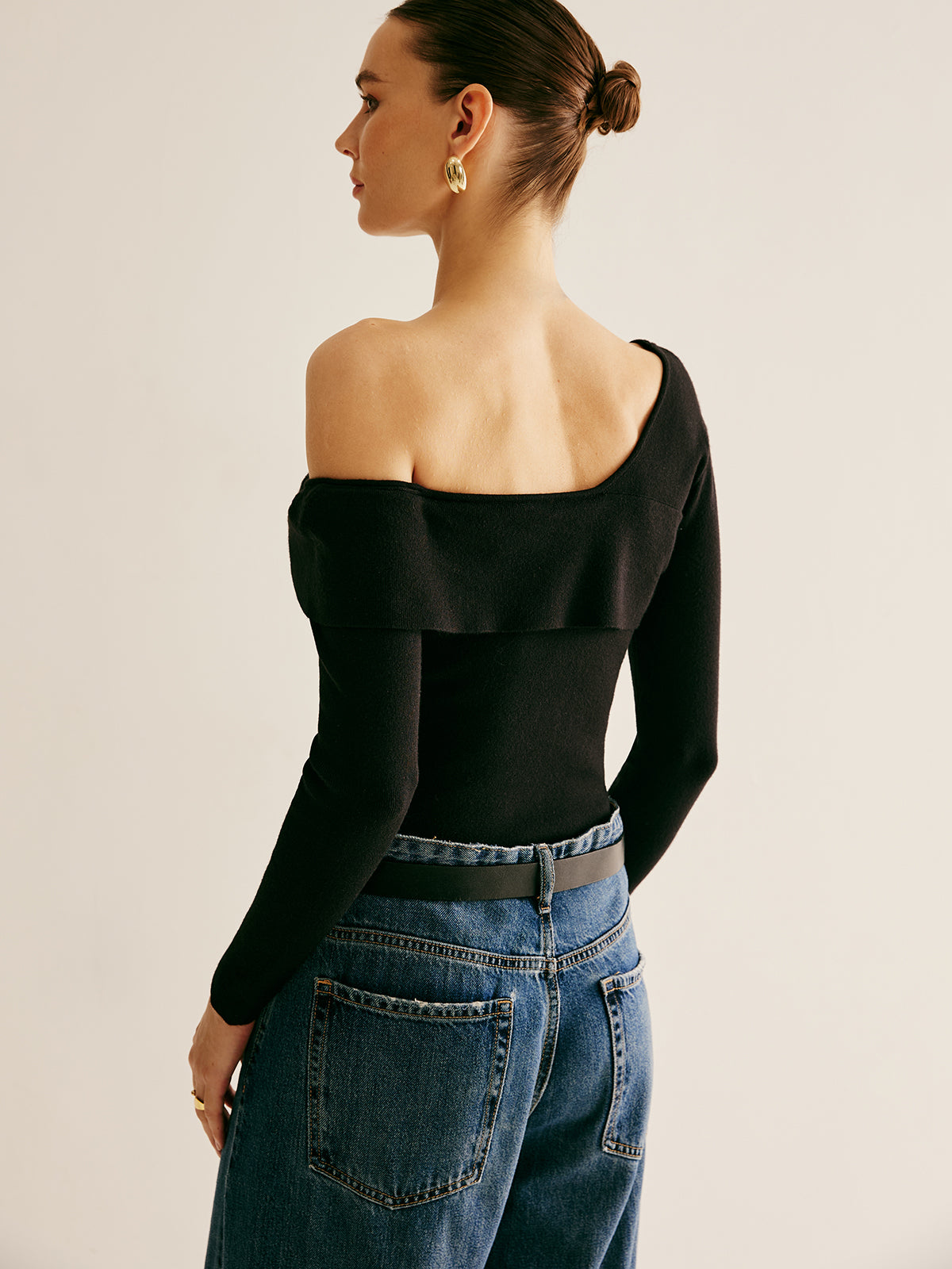 Asymmetrical Cold Shoulder Knitting Top