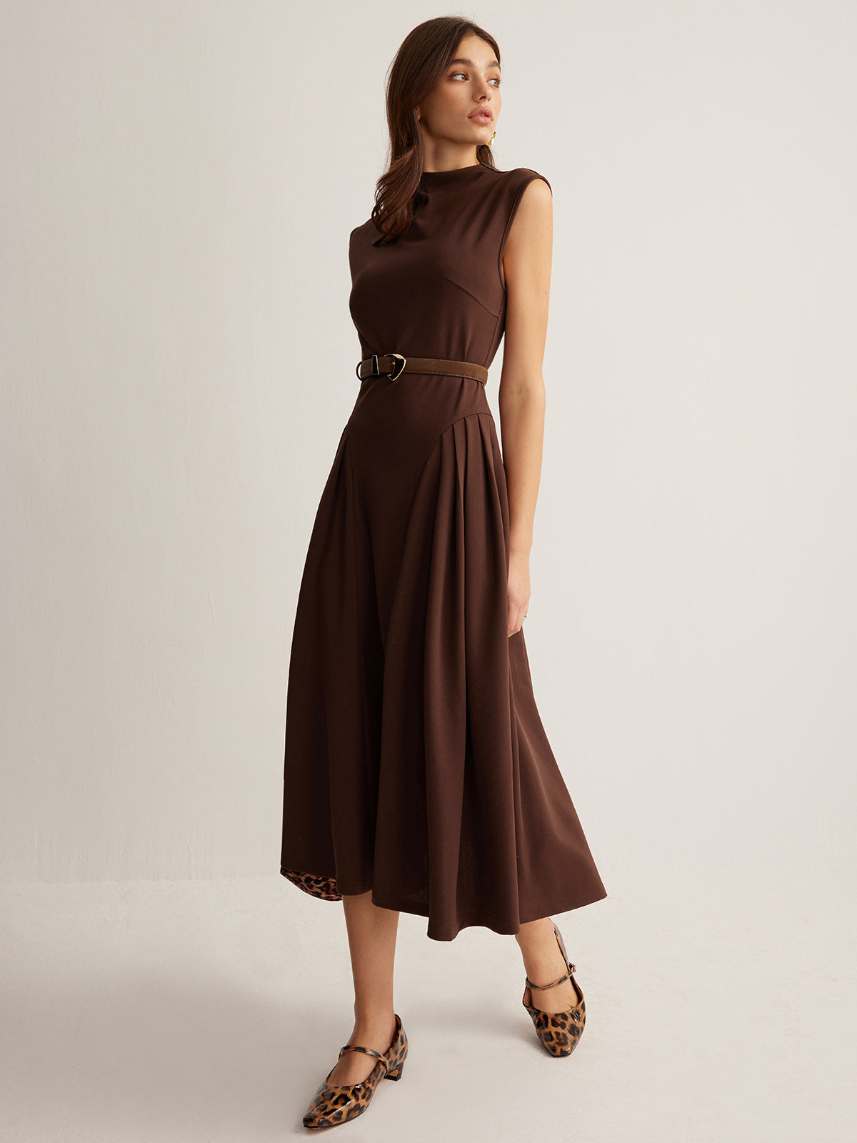 Sleeveless Pleated Pockets Dress Without Belt