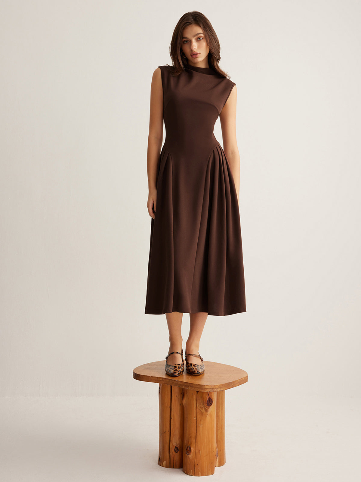 Sleeveless Pleated Pockets Dress Without Belt